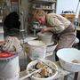 Beim Töpferworkshop in Knappenberg stellen sich Teilnehmer selbst ihre Reindlingsform aus Keramik her