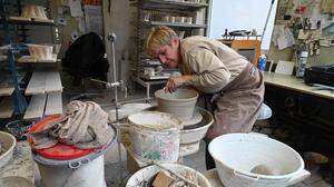 Beim Töpferworkshop in Knappenberg stellen sich Teilnehmer selbst ihre Reindlingsform aus Keramik her