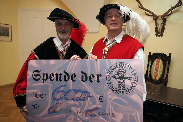 Bei der Spendengala durfte natürlich auch der Spendenscheck nicht fehlen. Heuer sind 6000 Euro zusammengekommen, die an zwei zwölfjährige Zwillingsgeschwister gehen, die seit sechs Jahren auf einen Rollstuhl angewiesen sind. Sie sollen einen speziell ausgebildeten Hund bekommen.