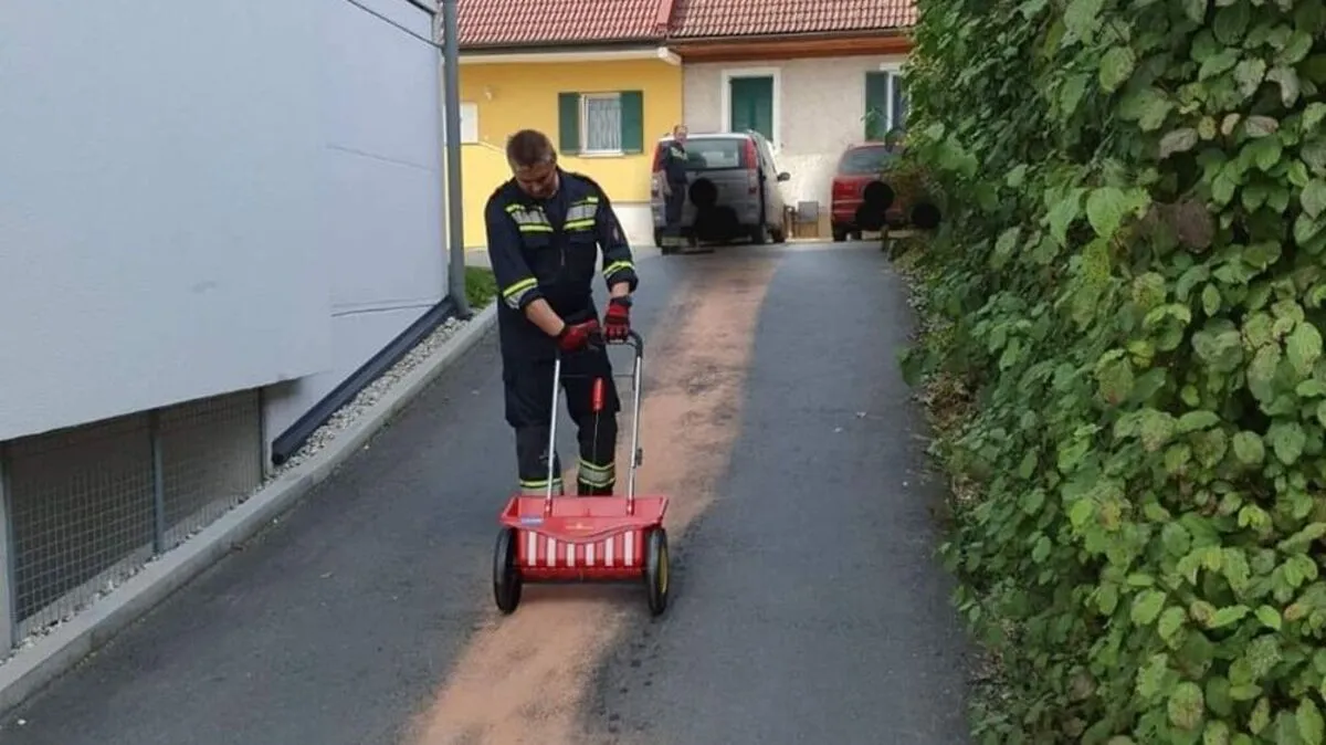 Die Feuerwehrleute banden den Diesel