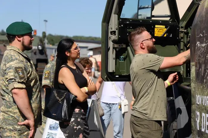 Die an 18 Stationen aufgebaute Waffen- und Geräteschau sowie das abwechslungsreiche Kinderprogramm stießen auf großes Interesse. 