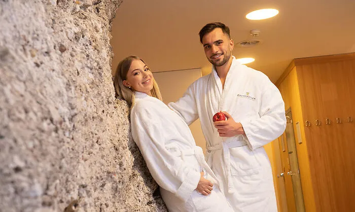In der •	Felsen-Vital-Oase mit Sauna, Dampfbad, Erlebnisduschen, Salztherapie, Ruhebereich und Vitalbrunnen mit Christkindler Quellwasser entspannen