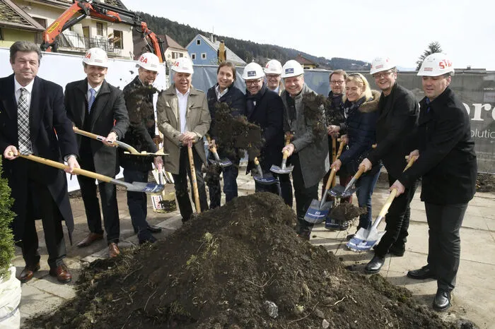 Der Spatenstich war ein freudiges Ereignis für Investor Hermann Regger, Mieter, Planer, Baufirmen und Politiker. 