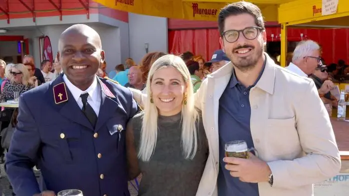 Wenn die Freiwillige Feuerwehr (FF) Althofen zum Fest lädt, ist für beste Stimmung gesorgt. Beim Feuerwehrfest am Samstag wurde das Rüsthaus zum Treffpunkt für Jung und Alt – mit Musik, kulinarischen Schmankerln und jeder Menge Unterhaltung. Los ging es am Vormittag mit einem Platzkonzert der örtlichen Stadtkapelle. Danach sorgten die Lehrerkrainer für musikalische Stimmung, bevor am Nachmittag „Da Restposten“ die Gäste unterhielt. 