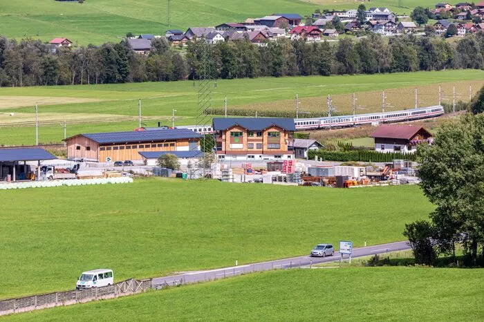Direkt daran vorbei führt die B 320, dazwischen die Landesstraße, dahinter die Zugstrecke...