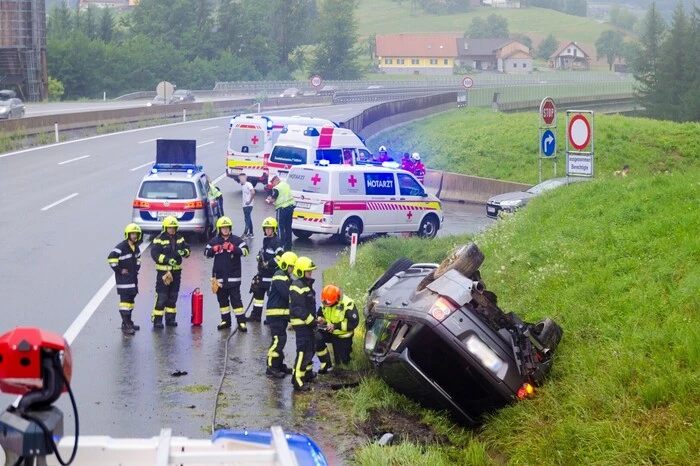 Das Auto hatte sich überschlagen und war auf dem Dach liegen geblieben. Zwei Feuerwehren waren im Einsatz, Mooskirchen und Lieboch.