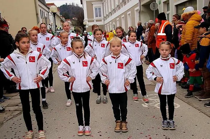 Allen voran zog die Faschingsgilde, viel Applaus ernteten auch die Kinder des ATUS Köflach für ihre akrobatischen Darbietungen.