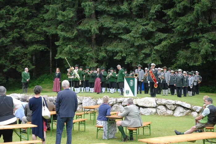 Darbietungen der einzelnen Kapellen und die "Stub'n Blech Musi" unterhielten die Besucher tagsüber, am Abend spielte die Tanzmusik "Hammerstoak".
