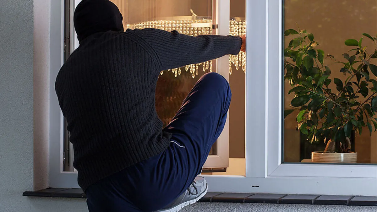 Die Einbrecher wollten durch das Küchenfenster einsteigen