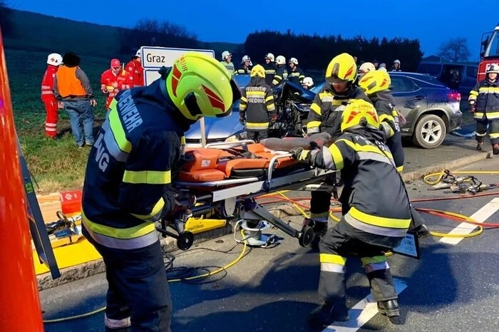 Aus unbekannter Ursache war es zu einem Zusammenstoß zweier Pkw gekommen.  Durch den starken Aufprall wurden die beiden Autos in den Graben bzw. die Böschung geschleudert, wobei drei Personen verletzt und mit der Rettung ins Spital gebracht werden mussten.