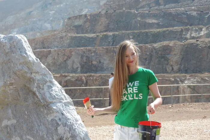 Lisa Janisch, eine Malerin aus Birkfeld, ist Goldmedaillengewinnerin und "Best of Europe" der letzten Berufs-EM in Göteborg und färbte Teile des Erzberges in rot-weiß-rot. 