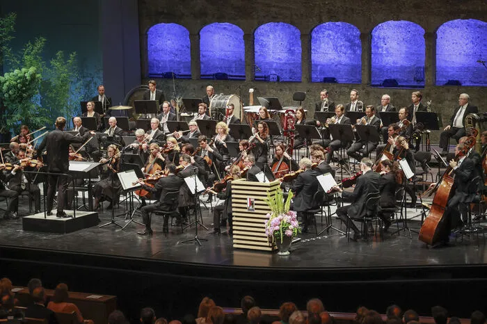 Die Bühne mit Orchester im Rahmen der Eröffnung