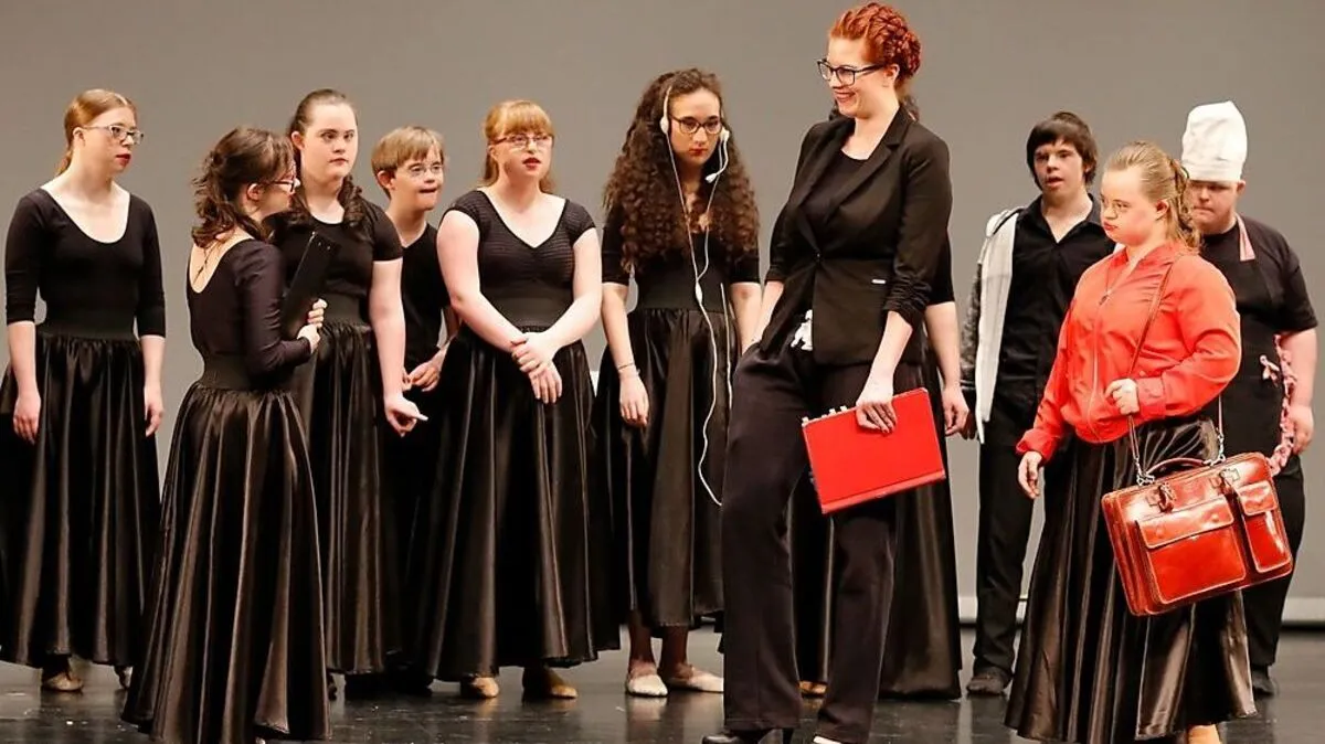 Die Kapfenbergerin Corinna Harrer (rote Mappe) im Kreise ihrer „T21büne“-Schüler