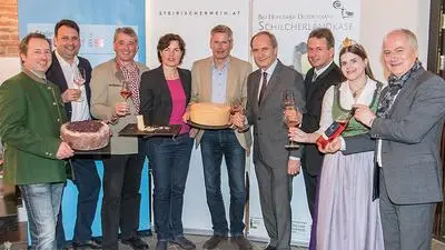 v.l.: Franz Deutschmann (Bio-Höfkäserei Deutschmann), Stefan Langmann, Obmann-Stv. Wein Steiermark mit GF Werner Luttenberger, Elisabeth und Klaus Egle (merkenswert), Franz Kerber (Vorstand Steiermärkische), Franz Titschenbacher (Präsident LK), Weinkönigin  Katja Silberschneider, LR Johann Seitinger