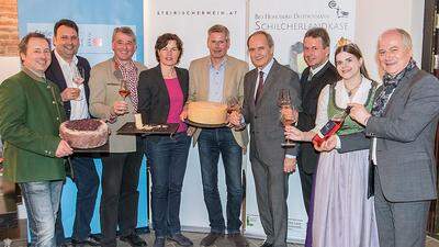 v.l.: Franz Deutschmann (Bio-Höfkäserei Deutschmann), Stefan Langmann, Obmann-Stv. Wein Steiermark mit GF Werner Luttenberger, Elisabeth und Klaus Egle (merkenswert), Franz Kerber (Vorstand Steiermärkische), Franz Titschenbacher (Präsident LK), Weinkönigin  Katja Silberschneider, LR Johann Seitinger