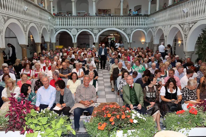 Der St. Veiter Rathaushof war mit über 350  Gästen sehr gut besucht