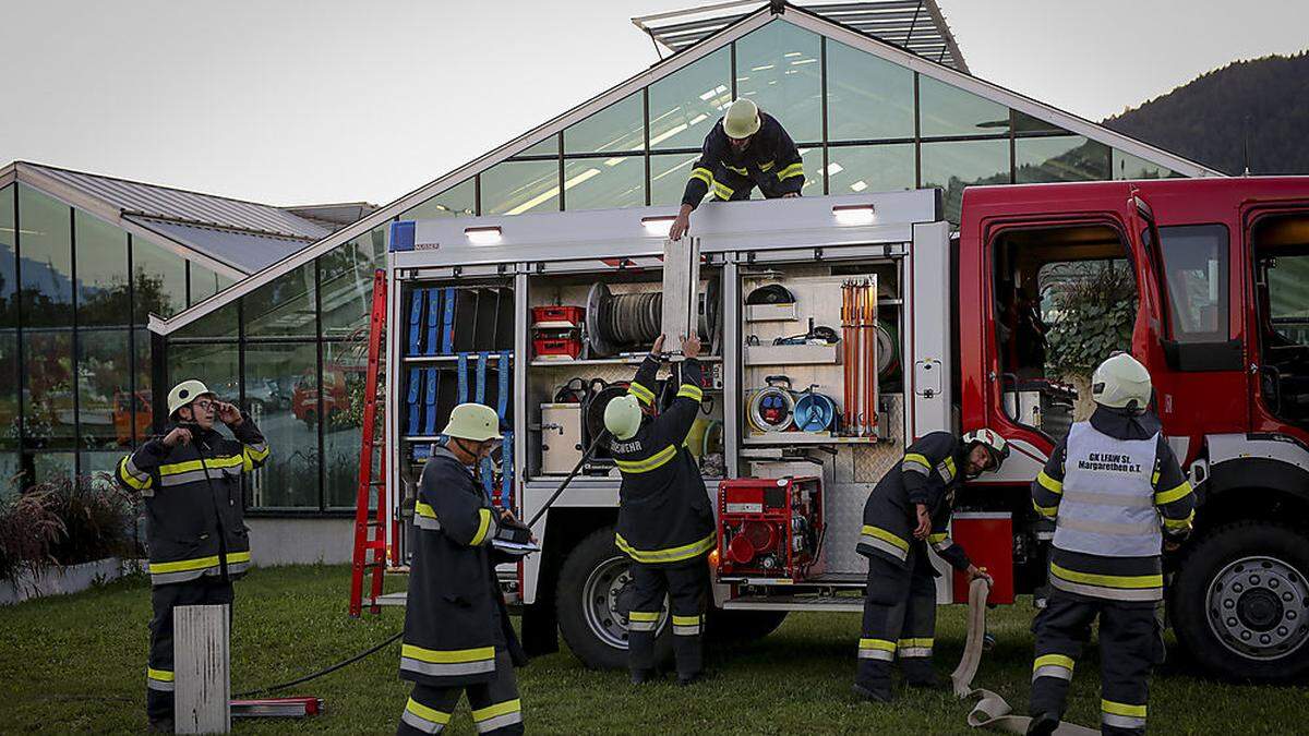 Die Erlebnisgärtnerei Sattler war Schauplatz einer Abschnittsübung mit sieben Feuerwehren