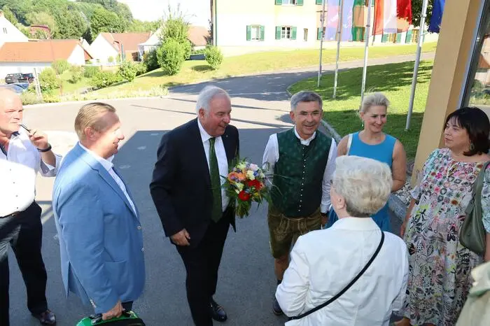 Landeshauptmann a. D. Hermann Schützenhöfer, der Hammers Weg als Bürgermeister von Anfang an begleitet hat, ließ es sich nicht nehmen, als Gratulant an der Geburtstagsfeier teilzunehmen