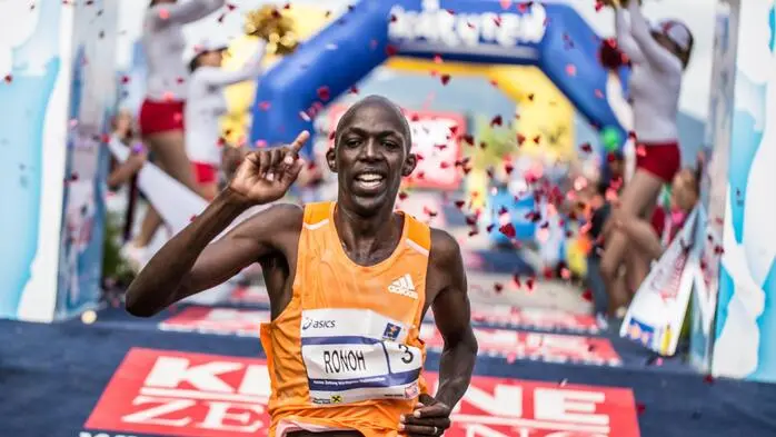 Geoffrey Ronoh lief 2014 den Halbmarathon in 59:45 Minuten. Diese Zeit sollen 53 Läuferinnen und Läufer gemeinsam unterbieten