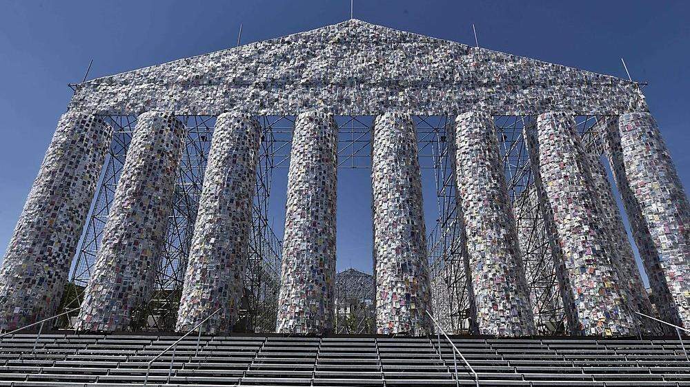 Der &quot;Parthenon der Bücher&quot; der argentinischen Künstlerin Marta Minujin als imposanter Blickfang der documenta in Kassel