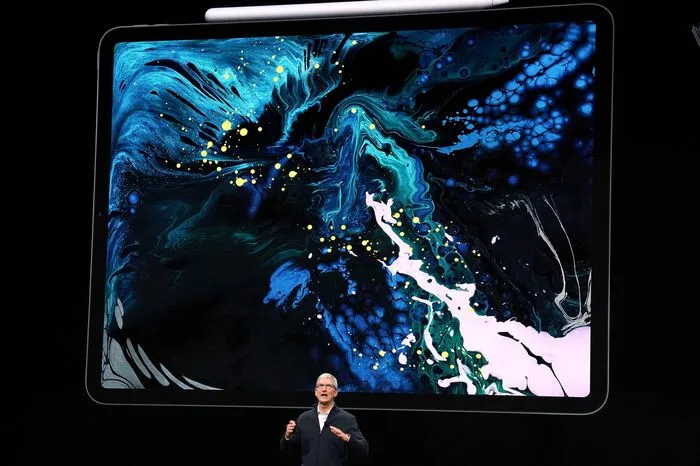 Als weitere Neuheit stellte Apple eine neue Version seines auf Profi-Nutzer ausgerichteten Tablet-Computers iPad Pro, bei der der Bildschirm fast die gesamte Frontseite ausfüllt.