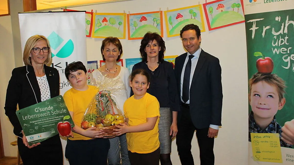 Schulleiterin Lydia Gasser, Sieglinde Jost und Hildegard Allmaier (Projektleitung) und Georg Steiner, (Obmann der KGKK) mit den Schülern Semino Kronhofer und Cora Arnold