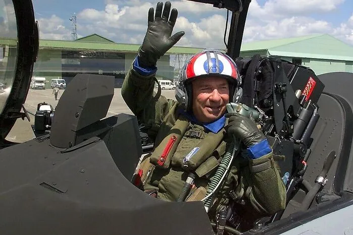 1999 - Dassault posiert bei einer Airshow in Paris in einer von Dassault Aviation hergestellten Rafale.