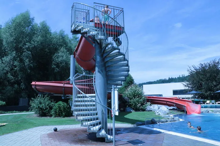 Freibad Feldbach: Länge: 50 MeterSpaßfaktor: 3/5Action: 3/5Fliehkräfte in der Kurve: 2/5Tageskarte Erwachsene: 3,60 Euro