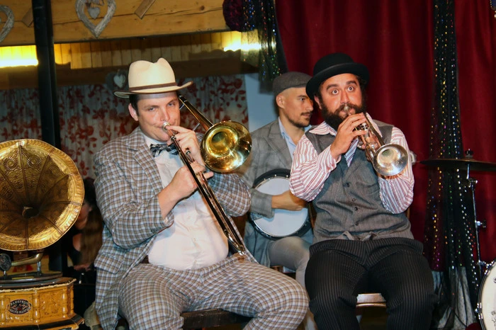 Mit Hits aus jener Zeit, als der Jazz erfunden wurde, mit Dixieland und Swing-Klassikern aus dem Herzen New Orleans, dargeboten in einer unterhaltsamen Show, gewürzt mit viel Witz und Humor, begeisterten die acht Musiker ihr Publikum.