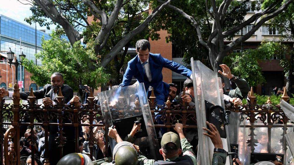 Guaidós Versuch, ins Parlamentgelände zu klettern, scheiterte