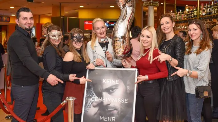 Eine Mitternachtspremiere der besonderen Art und Weise gab es im Stadtparkcenter Spittal: Cihan Karaben, Nadine Köchel, Irena Dorfer, Nicole Sagmeister, Bianca Schwager, Natascha Brussilowski, Brigitte Truppe (von links)
