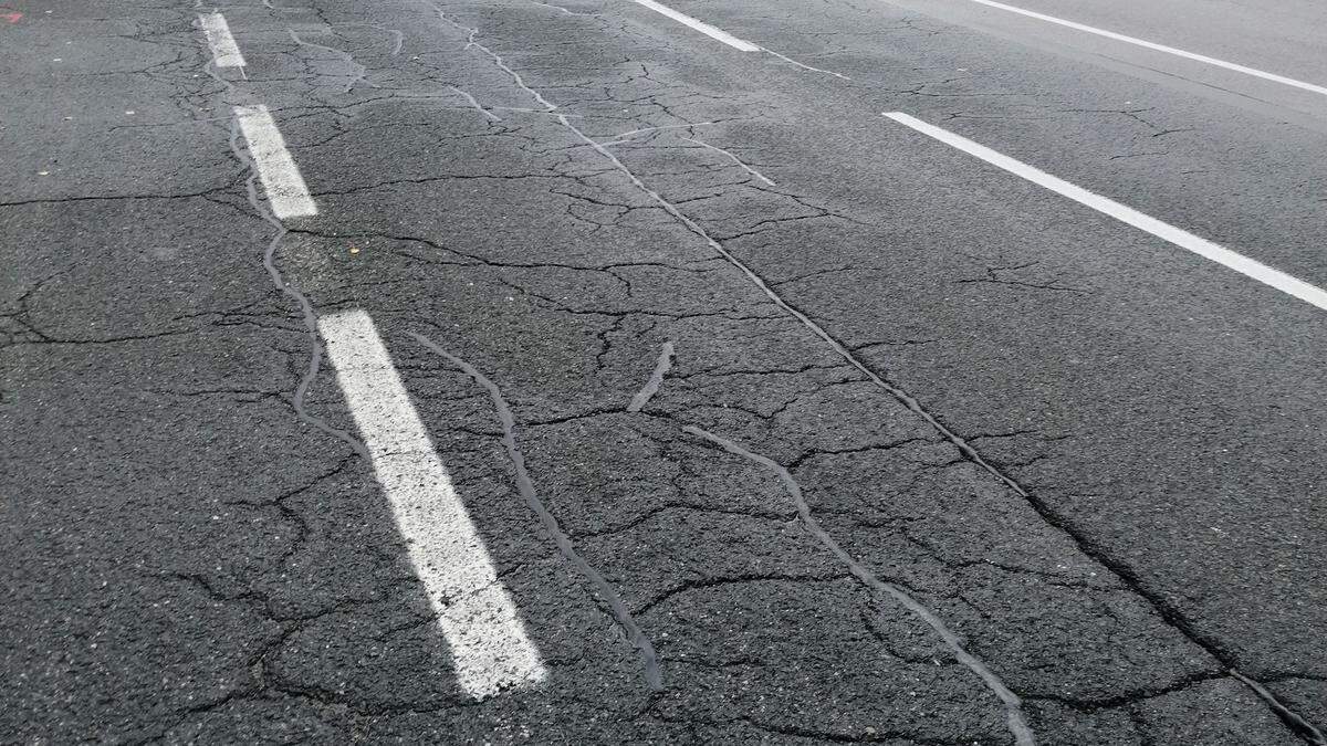 Die Großglocknerstraße zwischen Winklern und Heiligenblut weist über Strecken Risse auf 