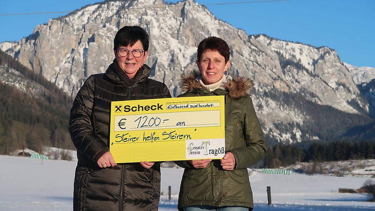 Christa Mayerhofer und Elke Hauser mit dem Scheck im Vorjahr