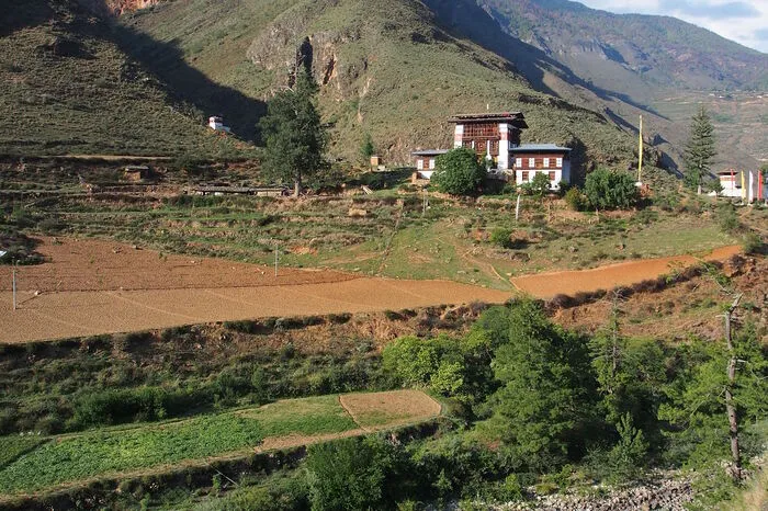 ... den Industriegiganten einiges voraus, denn Bhutan ist der einzige klimaneutrale Staat der Welt. Der Zwergenstaat ist nicht nur CO2-neutral, sondern wegen seines Waldes, der viel Kohlendioxid aufnimmt, sogar CO2-negativ. Im Jahr 2013 emittierte das Land nach eigenen Angaben Treibhausgase mit einer Klimawirkung von 2,2 Millionen Tonnen CO2.
