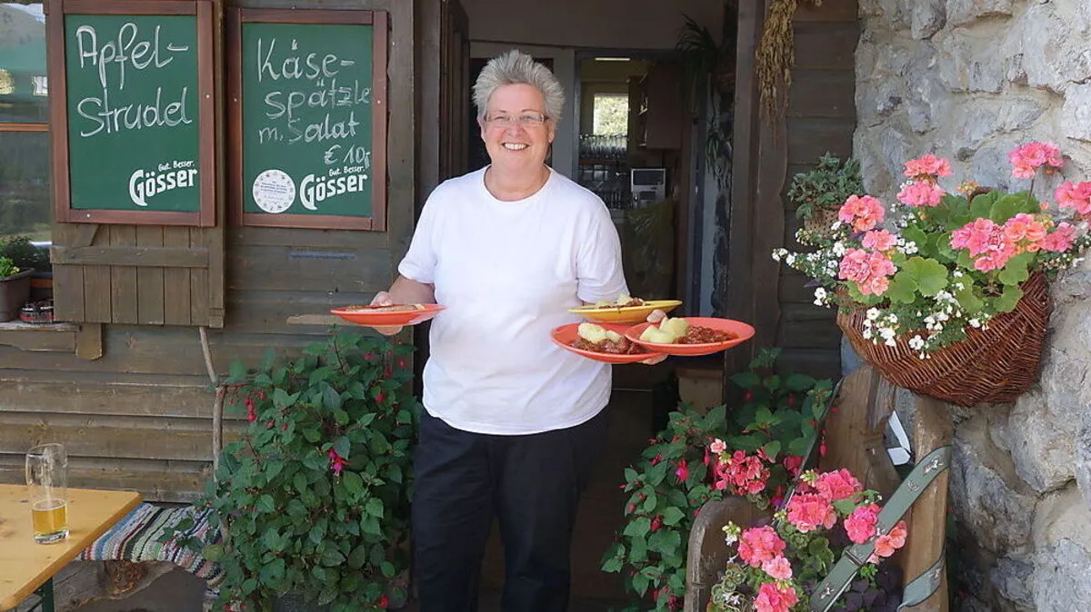 Rindsgulasch für die Wanderer – oder die, die mit Motorrädern, Mountainbikes und Autos kommen: Christine Ploner, strahlende Almwirtin