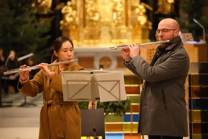 Ergänzt wurde das abwechslungsreiche Programm durch das Flötenensemble der Klasse von Michael Lind sowie durch die Harmonikagruppe unter der Leitung von Tobias Lugitsch. 