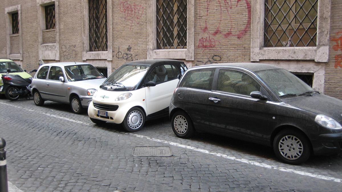 In Rom ist derzeit nicht nur Rückwärtseinparken, sondern auch „Quereinparken“ möglich