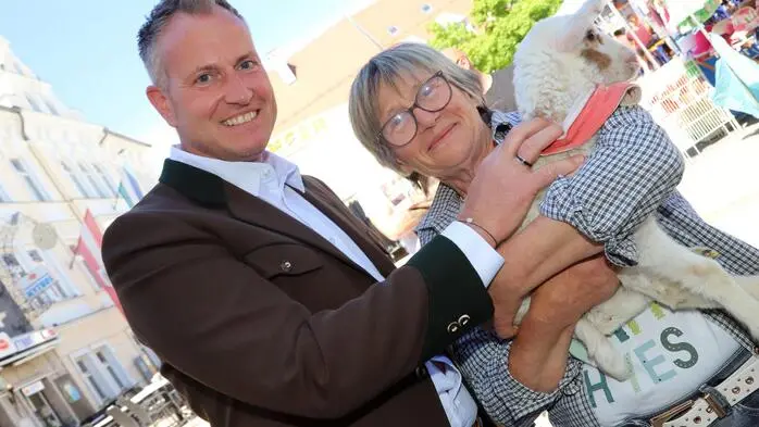 Seitens der Stadtgemeinde war der Marktkommissär Peter Schiestl-Jamy, am Foto mit Jutta Oberscheider sehr zufrieden mit der Teilnahme der zahlreichen Fieranten.