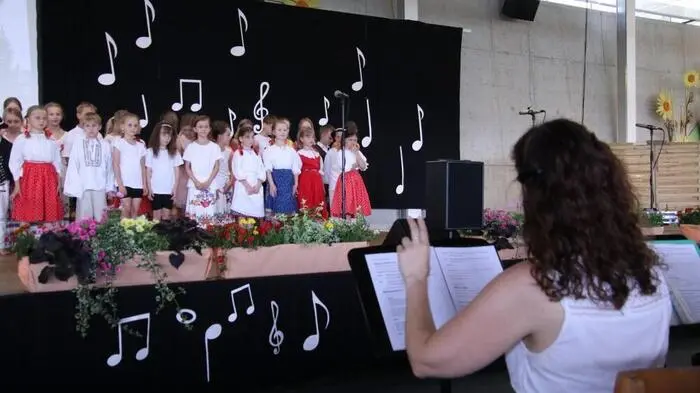 118 Mädchen und Buben, begleitet von gut 20 Schülerinnen und Schülern der Musikschule Voitsberg auf ihren Instrumenten, begaben sich singend und tanzend auf eine Reise durch Österreichs Bundesländer und einige Nachbarstaaten.