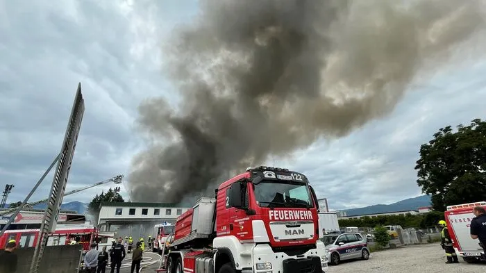 Mehr als 200 Feuerwehrleute standen am Sonntag auf einem Betriebsgelände in der Emil-von-Behring-Straße in Villach im Einsatz.