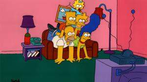 Die fünfteilige Simpsons-Familie auf ihrem Lieblingsplatz: ihrer abgewetzten Couch mitsamt Couch-Gags im Intro