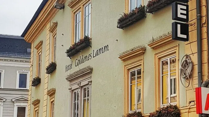 Eigentümer: Mag. Spendier GmbH. Dahinter steht Susanne Claudia Boyneburg-Lengsfeld Spendier Unternehmen: Goldenes Lamm, Gelateria Italiana