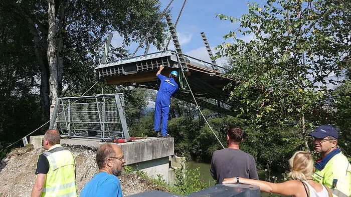 Da fehlten nur noch wenige Meter, bevor die Brücke wieder in der Verankerung war