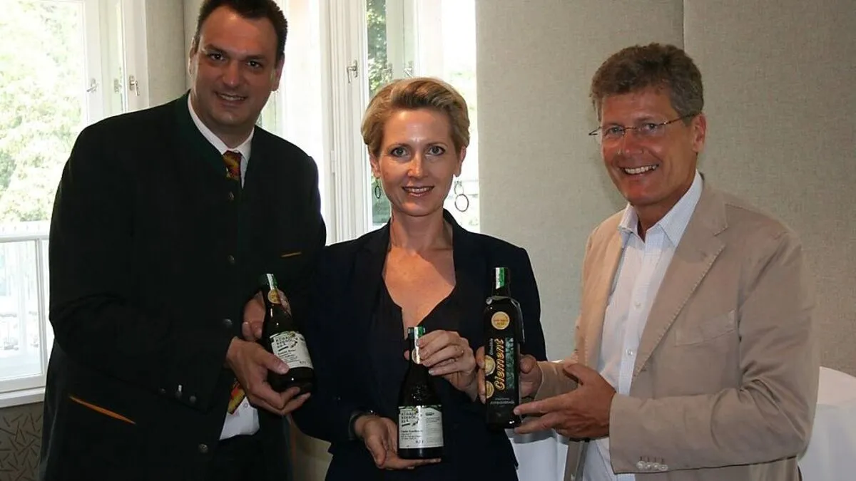 Andreas Cretnik (l.), Geschäftsführer der Gemeinschaft Steirisches Kürbiskernöl g.g.A. mit Martina und Karl Hohenlohe, Gault Millau