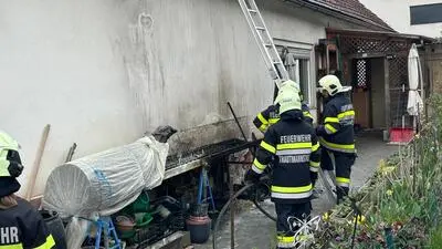 Eine brennende Kerze, die in einem Folientunnel mit Anzuchtpflanzen stand, dürfte den Brand ausgelöst haben