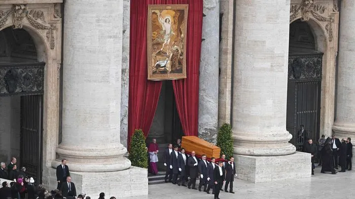 Träger bringen den Sarg von Benedikt XVI auf den Petersplatz.