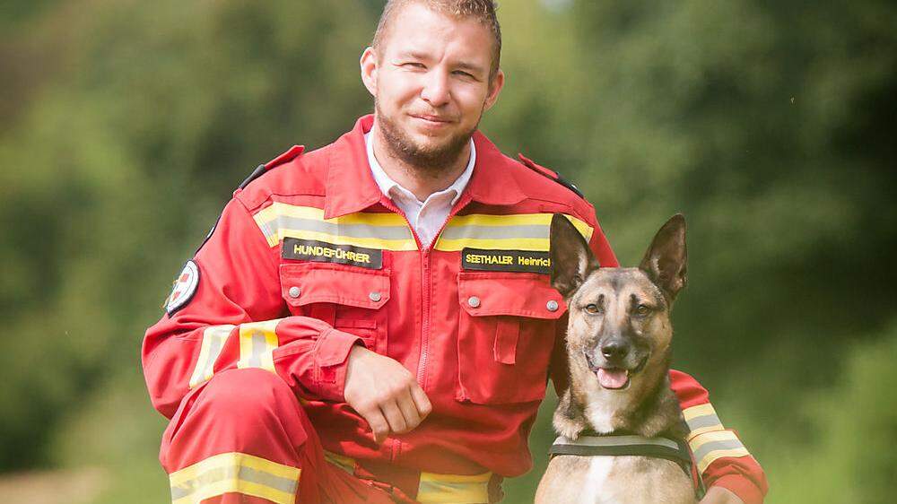 Heinrich Seethaler ist seit vier Jahren mit seiner Hündin „Jenny“ bei der Rettungshundebrigade