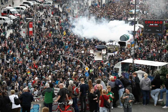 Etwa 11.000 Menschen zogen am Mittwochabend zu lauter Techno-Musik unter dem Motto "Lieber tanz ich als G20" durch die Innenstadt.