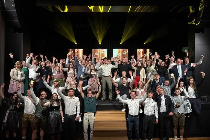 32 Meister, 56 Lehrabsolventen und 40 Ausbildungsbetriebe nahmen mit strahlenden Gesichtern ihren Stern und ihre Urkunde auf der Bühne von WKO-Vizepräsidentin Gabriele Lechner, Regionalstellenobmann Christian Sommerbauer und Regionalstellenleiterin Simone Pfeiffer entgegen.