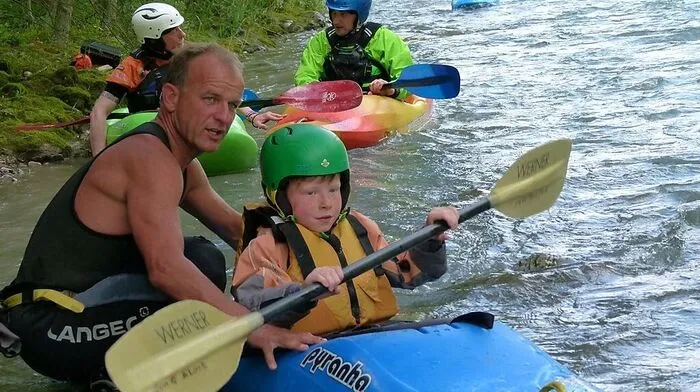 Kinder und Jugendliche wagten sich unter Betreuung auf das Wildwasser 